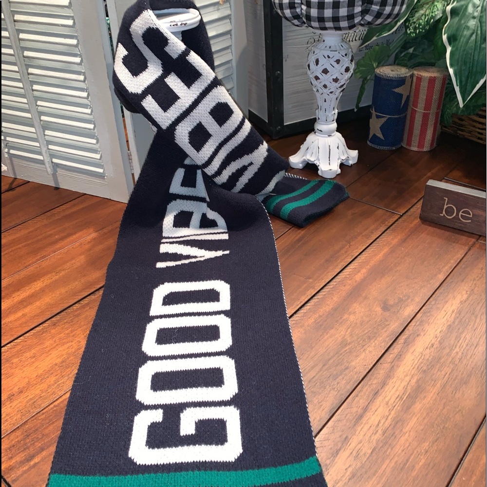 Scarf 🧣 - Picture 2 of 3